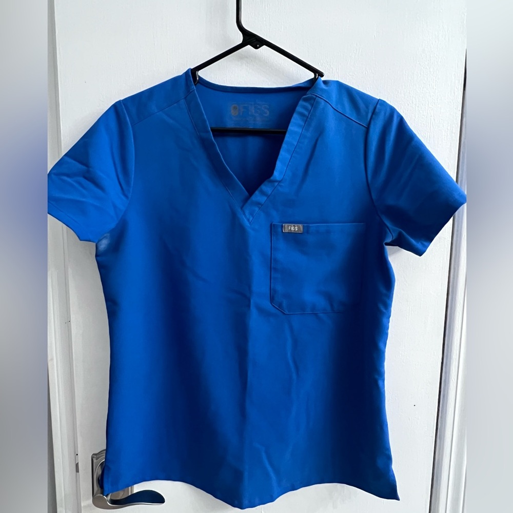 FIGS scrubs Catarina 1 one pocket top size small in royal blue